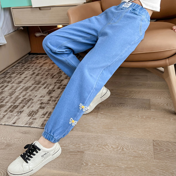 Dječje traperice s visokim strukom i džepom