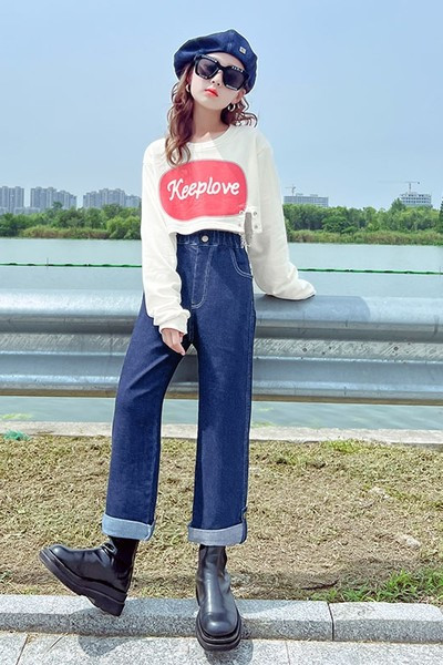 Magas derekú, rugalmas lány farmernadrág