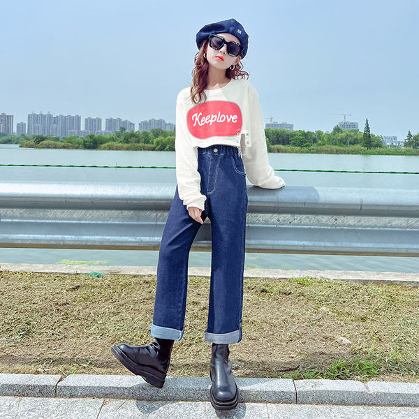 Magas derekú, rugalmas lány farmernadrág