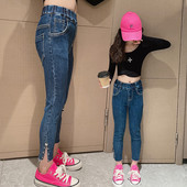 Magas derekú, szűk lány farmer, fémes részletekkel