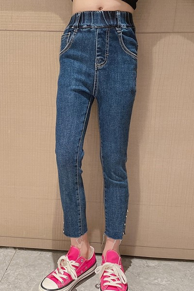 Magas derekú, szűk lány farmer, fémes részletekkel