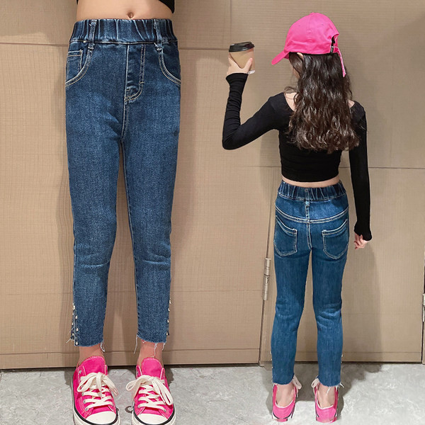 Magas derekú, szűk lány farmer, fémes részletekkel