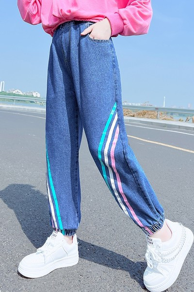 Új modell farmernadrág lányoknak színes szalaggal és gumival a szárán