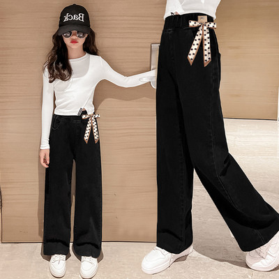 Új modell gyerekfarmer szalaggal és zsebbel