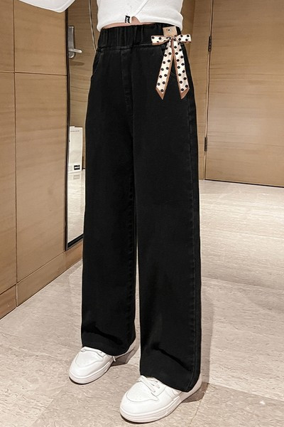 Új modell gyerekfarmer szalaggal és zsebbel