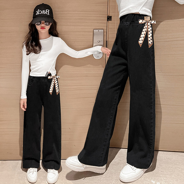 Új modell gyerekfarmer szalaggal és zsebbel