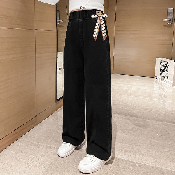 Új modell gyerekfarmer szalaggal és zsebbel