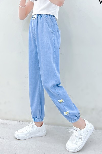 Laisvos laisvos kelnės su 3D dekoracija