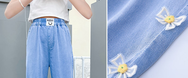 Laisvos laisvos kelnės su 3D dekoracija