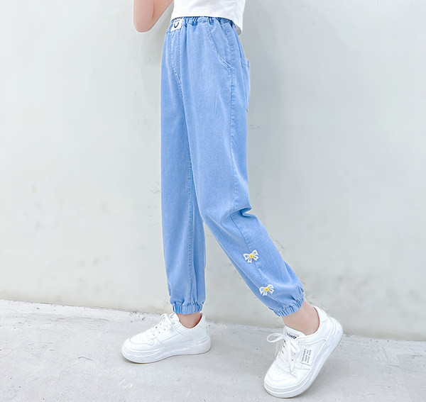 Laisvos laisvos kelnės su 3D dekoracija