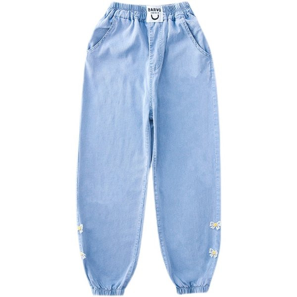 Laisvos laisvos kelnės su 3D dekoracija