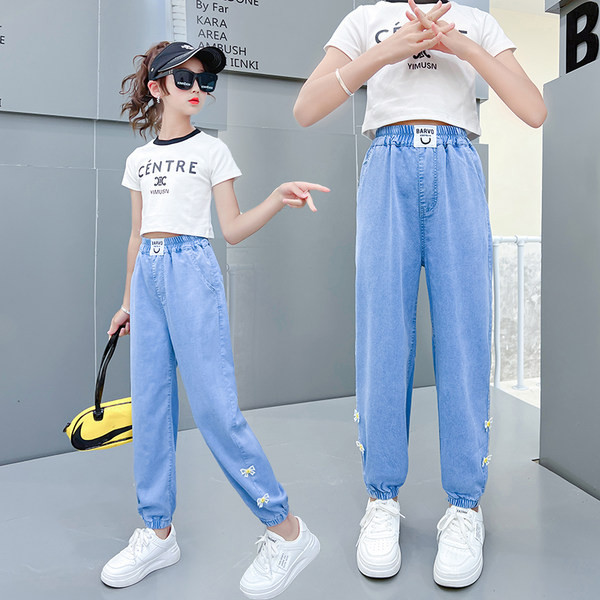 Laisvos laisvos kelnės su 3D dekoracija