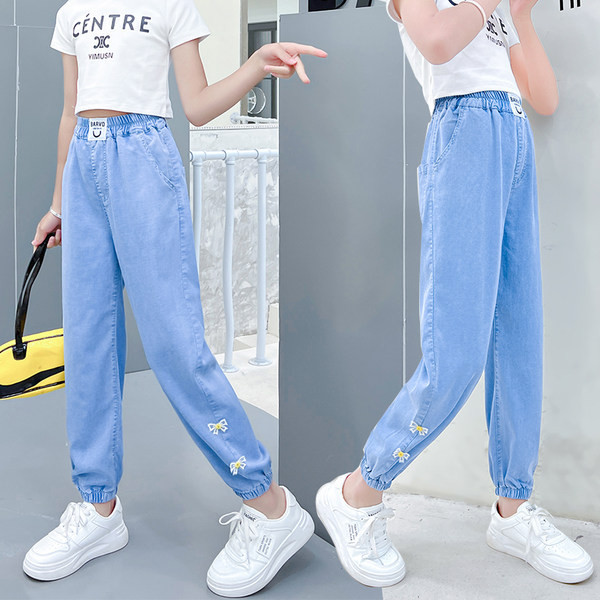 Laisvos laisvos kelnės su 3D dekoracija