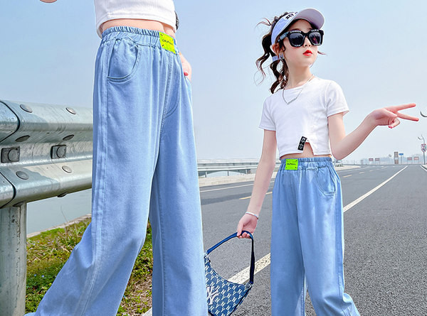 Gyerekfarmer lányoknak hasítékkal és gumírozással