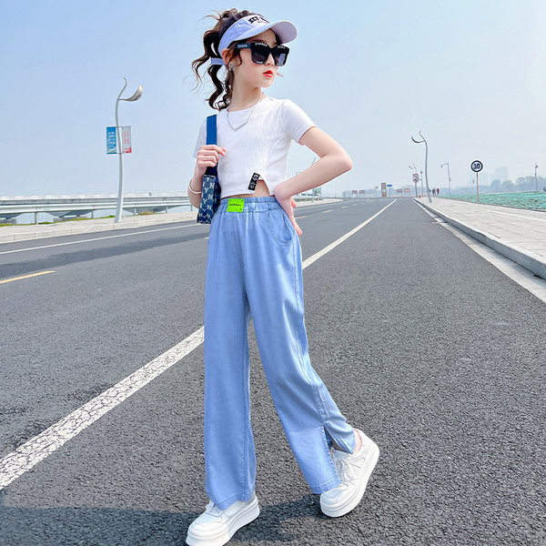 Gyerekfarmer lányoknak hasítékkal és gumírozással