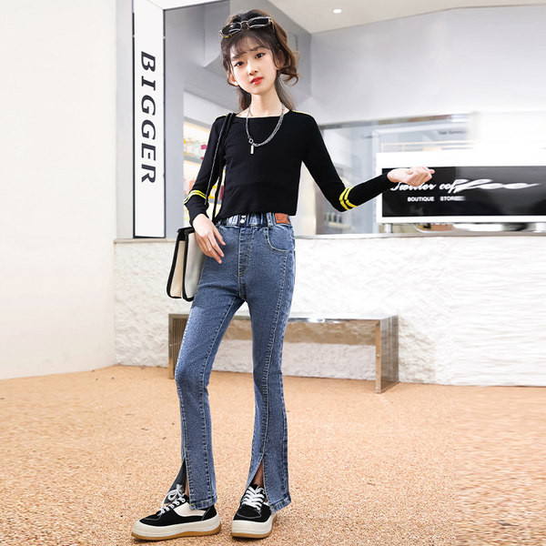 Stílusos farmer lányoknak hasítékkal a szárán