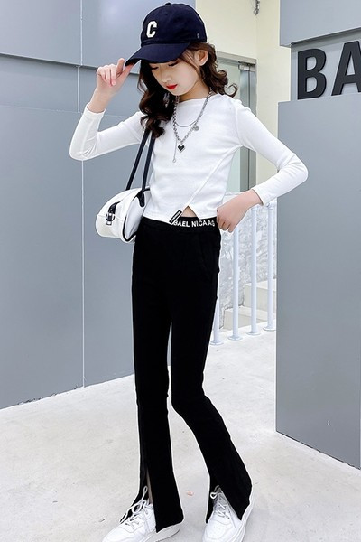 Vaikiškos kelnės su išsiuvinėtu užrašu ir skeltuku