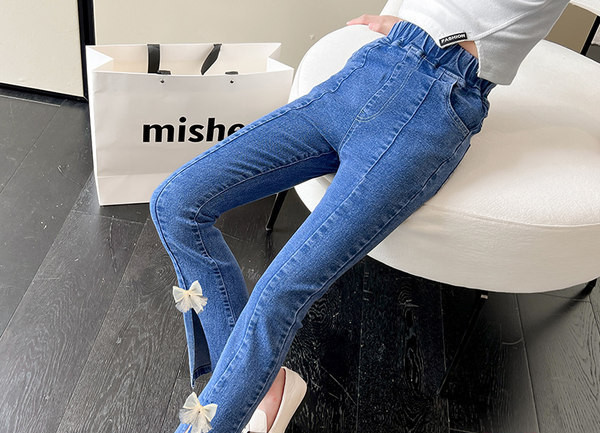 Blugi cu panglica si crapatura pe picior pentru fete