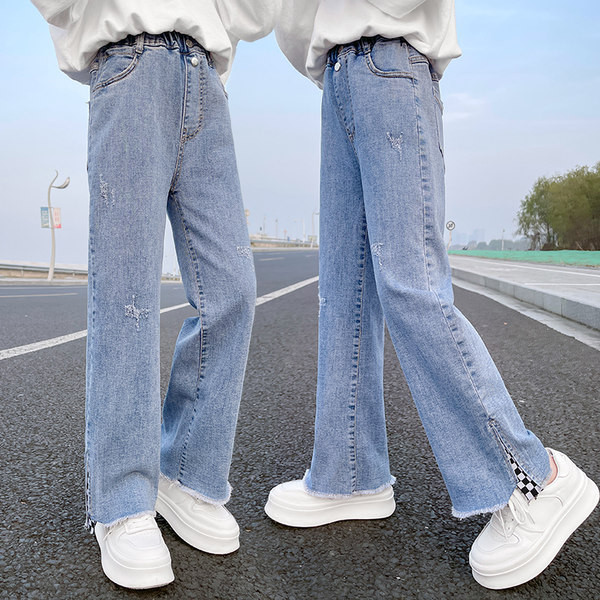 Įprasti vaikiški džinsai su plėšytais motyvais ir skeltukais