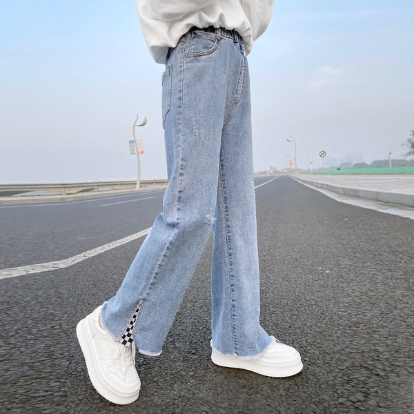 Įprasti vaikiški džinsai su plėšytais motyvais ir skeltukais