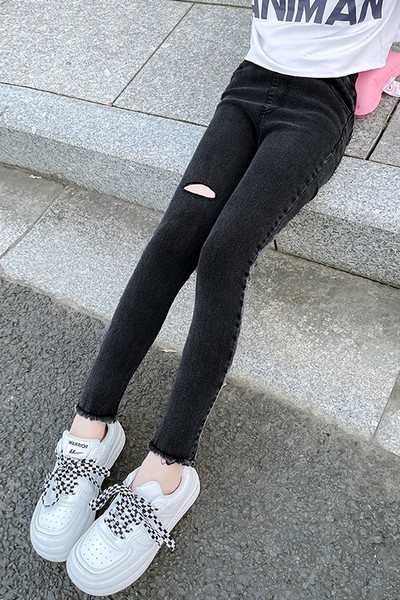 Blugi slim pentru fete cu motiv rupt