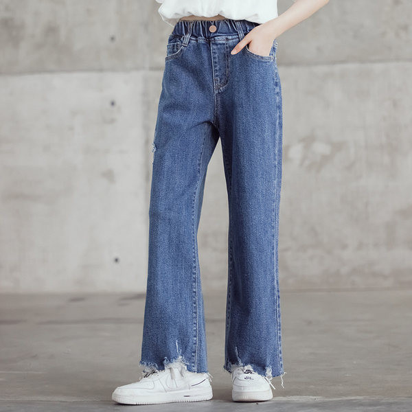 Dječje traperice s gumbom i džepom