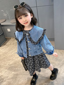 Naujo modelio vaikiškas rinkinys su gėlių motyvais ir sagomis