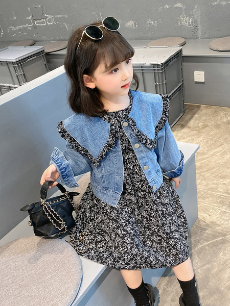 Naujo modelio vaikiškas rinkinys su gėlių motyvais ir sagomis