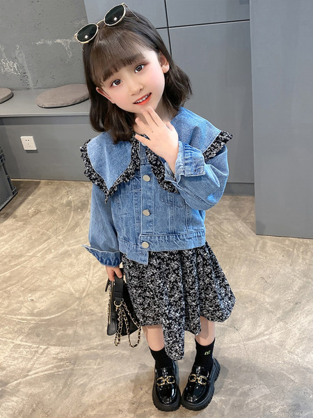 Naujo modelio vaikiškas rinkinys su gėlių motyvais ir sagomis