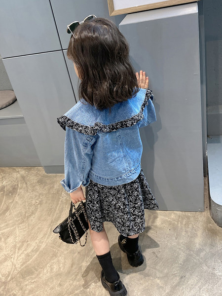 Naujo modelio vaikiškas rinkinys su gėlių motyvais ir sagomis