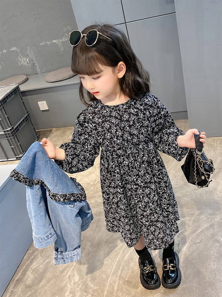 Naujo modelio vaikiškas rinkinys su gėlių motyvais ir sagomis