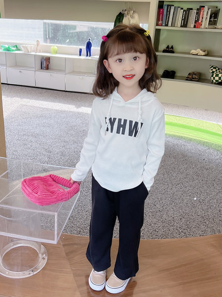 Rudens mergaičių džemperio ir nėrinių komplektas