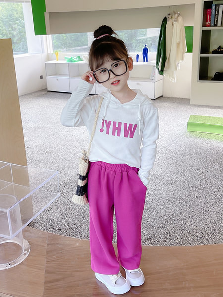 Rudens mergaičių džemperio ir nėrinių komplektas