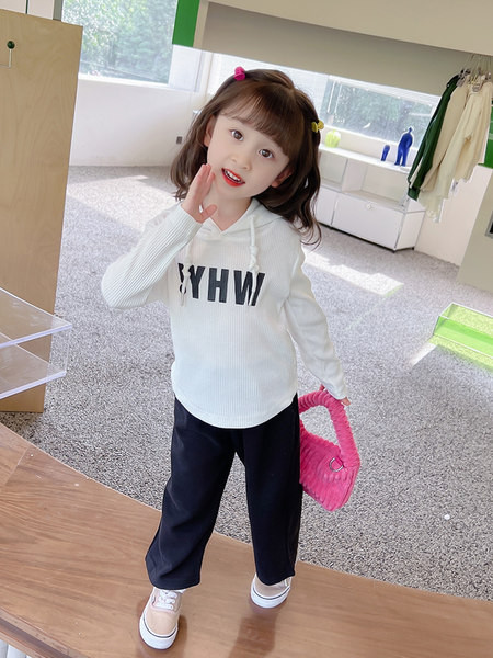 Rudens mergaičių džemperio ir nėrinių komplektas