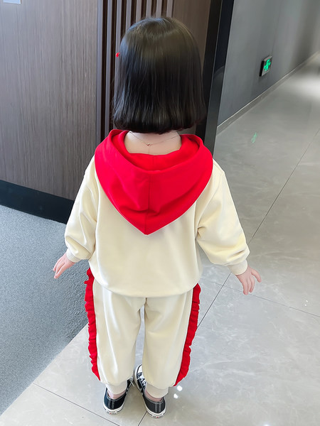 Dviejų dalių rinkinys mergaitėms su spausdintu gaubtu