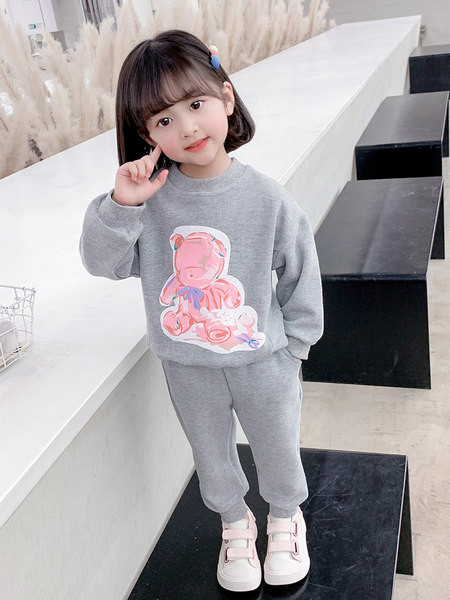 Set sport imprimat din doua piese pentru fete