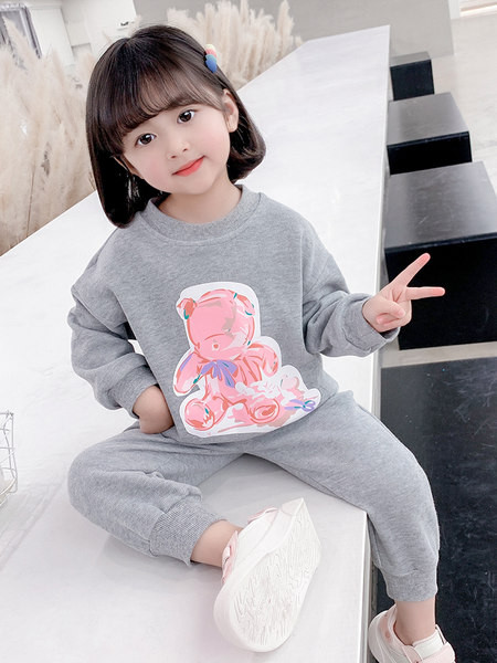 Set sport imprimat din doua piese pentru fete