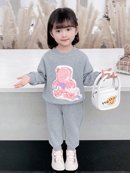 Set sport imprimat din doua piese pentru fete