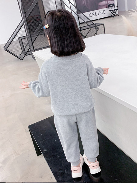 Set sport imprimat din doua piese pentru fete