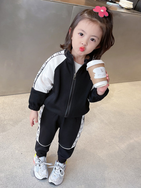 Šviesių ir tamsių spalvų vaikiški rinkiniai su užtrauktuku ir užrašu