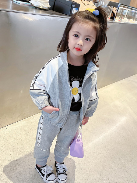 Šviesių ir tamsių spalvų vaikiški rinkiniai su užtrauktuku ir užrašu