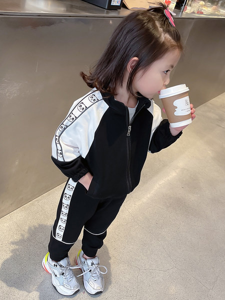 Šviesių ir tamsių spalvų vaikiški rinkiniai su užtrauktuku ir užrašu