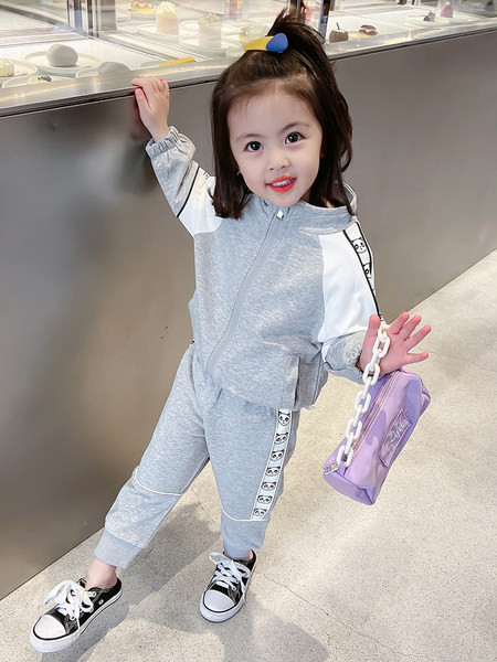 Šviesių ir tamsių spalvų vaikiški rinkiniai su užtrauktuku ir užrašu