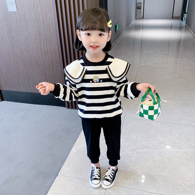 Dviejų dalių mergaičių palaidinė su aplikacijomis ir apačioje su kišene