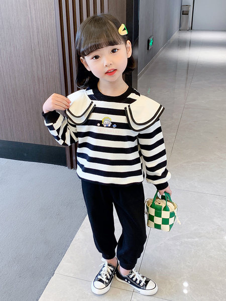 Dviejų dalių mergaičių palaidinė su aplikacijomis ir apačioje su kišene