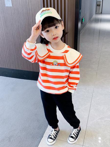 Dviejų dalių mergaičių palaidinė su aplikacijomis ir apačioje su kišene