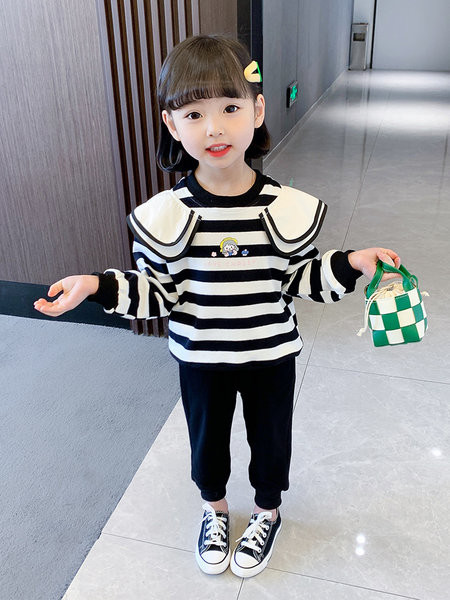 Dviejų dalių mergaičių palaidinė su aplikacijomis ir apačioje su kišene