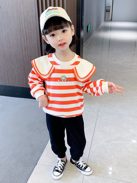 Dviejų dalių mergaičių palaidinė su aplikacijomis ir apačioje su kišene