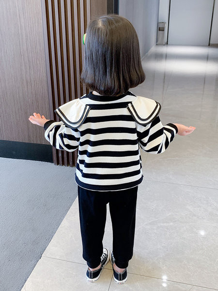 Dviejų dalių mergaičių palaidinė su aplikacijomis ir apačioje su kišene