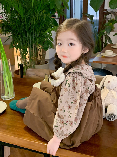 Set salopeta si camasa cu imprimeu floral pentru fete